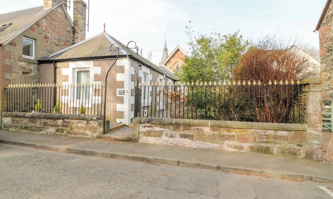 Murthly Cottage | BEADLES COTTAGE, pet friendly, with a garden in Blairgowrie
