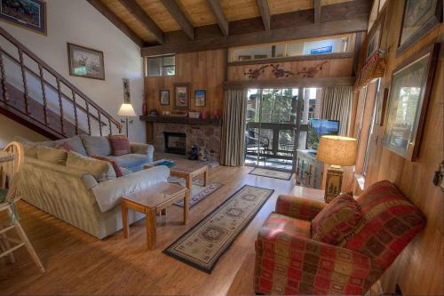 South Lake Tahoe Apartment | Bear Lake Hideaway condo