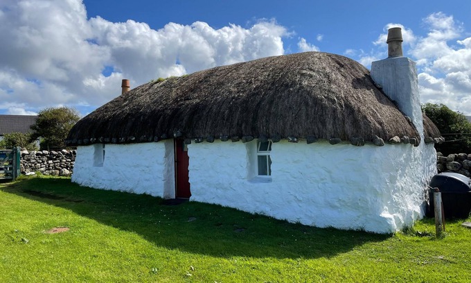 Bornesketaig Cottage | BEATON'S CROFT HOUSE - UIG SKYE, romantic, with open fire in Uig