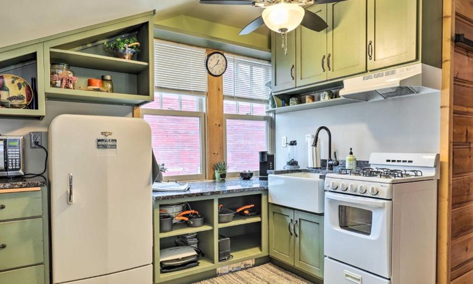 Holmesville Apartment | Beatrice Studio with Fire Pit Near Golf!