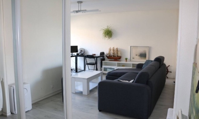 Victor Hugo - Saint-Augustin Apartment | Beau T2 de 52m2 au Dernier Étage Avec Balcon
