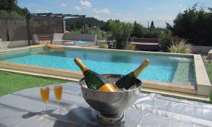 Villeneuve-les-Avignon Apartment | Beautiful T2 "Air conditioned and heated summer pool" in DRC modern villa