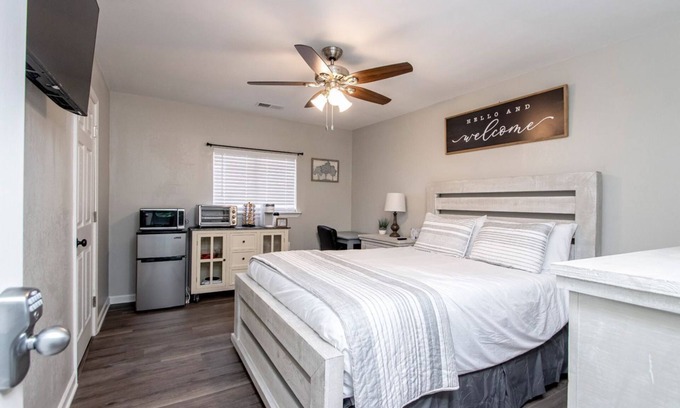 Benton House | Beautiful 1 BD 1Bath Close to Everything Newly Remodeled