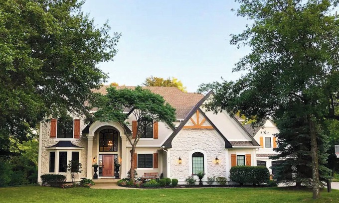 Olathe House | Beautiful 1-Bdrm Private Suite - Like a Resort Overlooking a Creekside Backyard