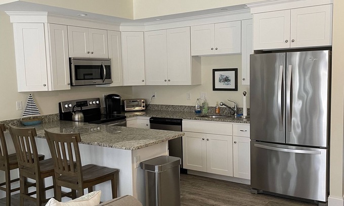 Hampton Condo | Beautiful 1-Bedroom Luxury Condo Sleeps Up to 4, Block to Beach