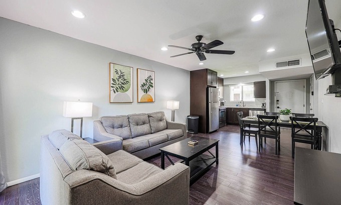 Fashion Square Apartment | Beautiful 1BR Condo with Pool for Relaxing Stays Next to Mall & Bars