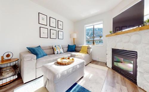Village North Apartment | Beautiful 1BR in Village Centre