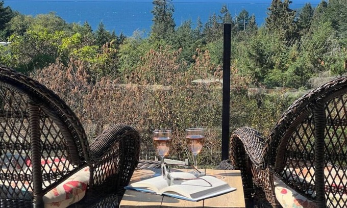 Bowen Island House | Beautiful 2-bdrm home with ocean & sunset views