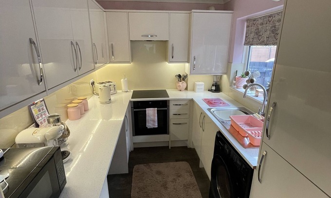 Canvey Island Cottage | Beautiful 2-bed Bungalow in Canvey Island