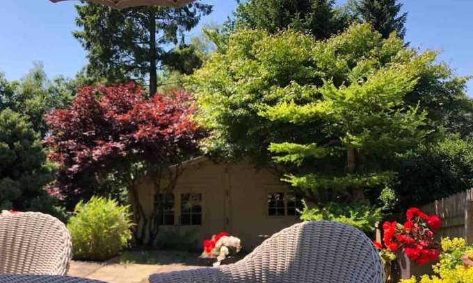 Hurst Green Cottage | Beautiful 2-Bed Cottage in Hurst Green