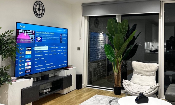 Newham Apartment | Beautiful 2-Bed High Rise Apartment in Royal Wharf