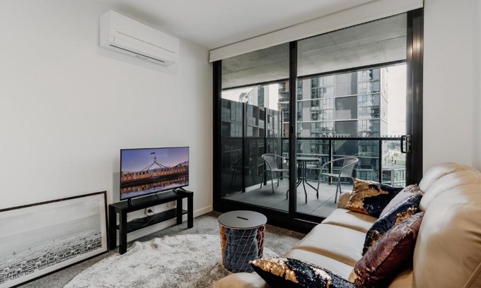 Belconnen Apartment | Beautiful 2-Bed Near Shops with Lakeside Views