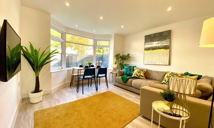 Boscombe Apartment | Beautiful 2 bedroom near the sea with free parking