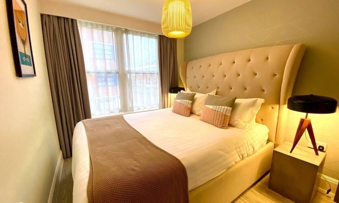 Poole Apartment | Beautiful 2 Bedroom Apartment inc. Parking & Wifi