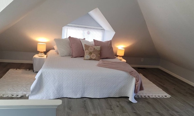 Millersport House | Beautiful 2 Bedroom GRACE COTTAGE. Adjacent to lake