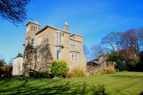 Ayr Apartment | Beautiful 2 to 3 bed apartment with stunning views!