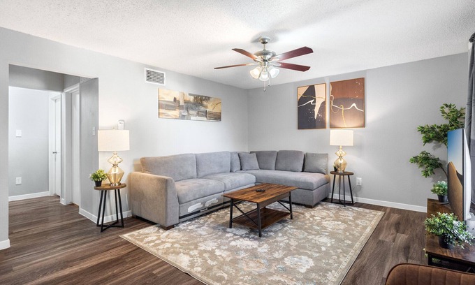 Cherrywood Apartment | Beautiful 2BR 5 Mins to UT 3766