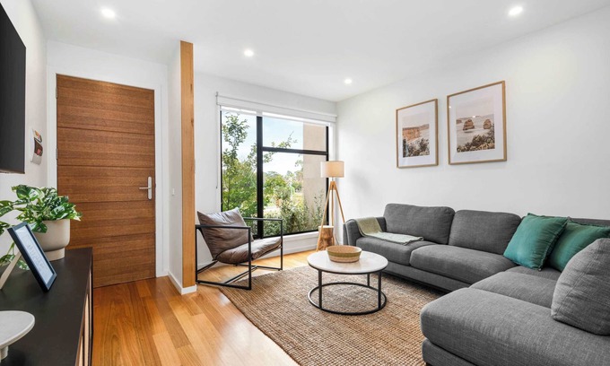 Torquay House | Beautiful 2BR on Bright, Torquay
