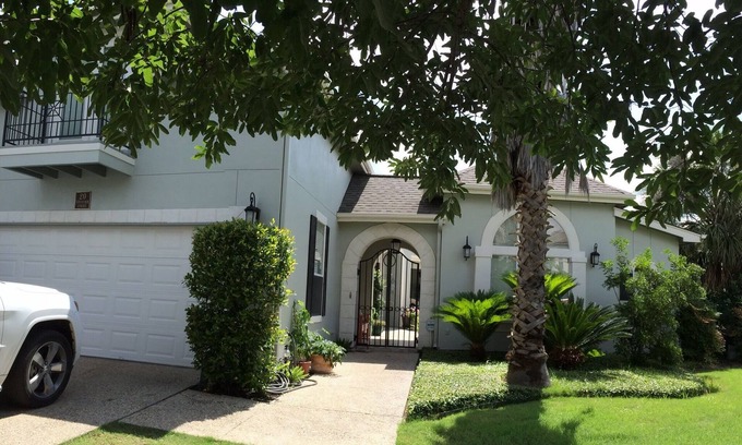 North San Antonio - SAT House | Beautiful 3 bdrm. 199- with large tropical patio, hot tub in gated community