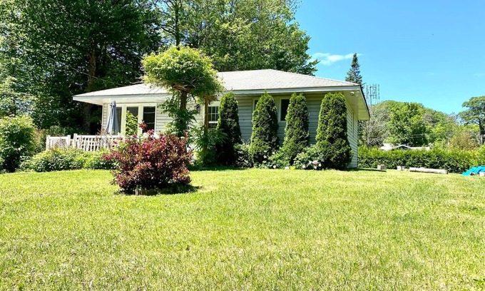 Balm Beach House | Beautiful 3-Bdrm Cottage close to Ski Resorts w/Hot Tub, Game Room, & more!
