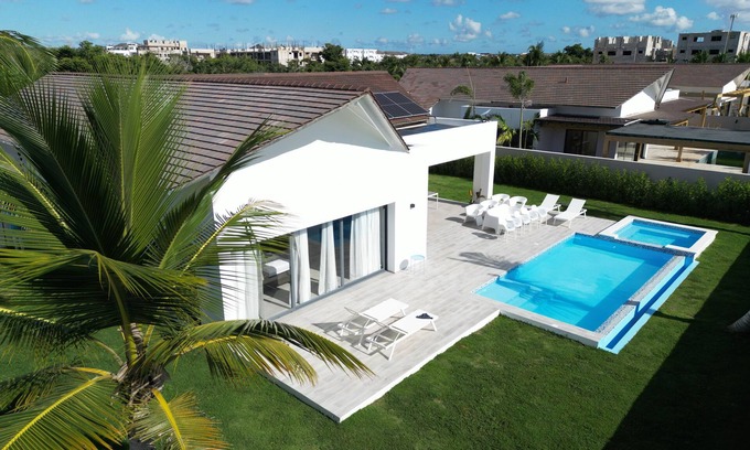 Dominicus House | Beautiful 3 BR Villa in Tracadero Beach Resort