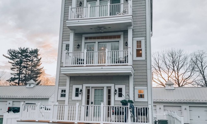 Summit Station House | Beautiful 3 story home on the lake, master suite's on 1st & 3rd floors.