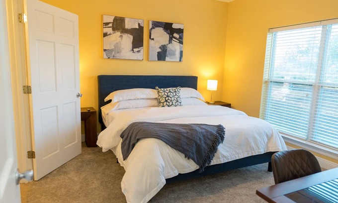 Kreole Apartment | Beautiful 3BR 2BA/Full Kitchen/Balcony/W&D