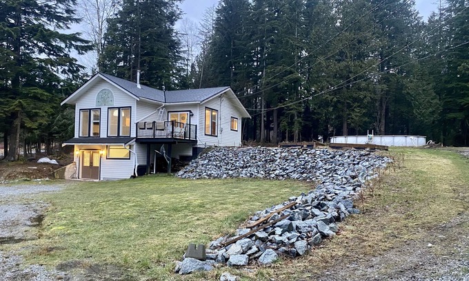 Hatzic House | Beautiful 4 bed 2 bath house on an Acreage