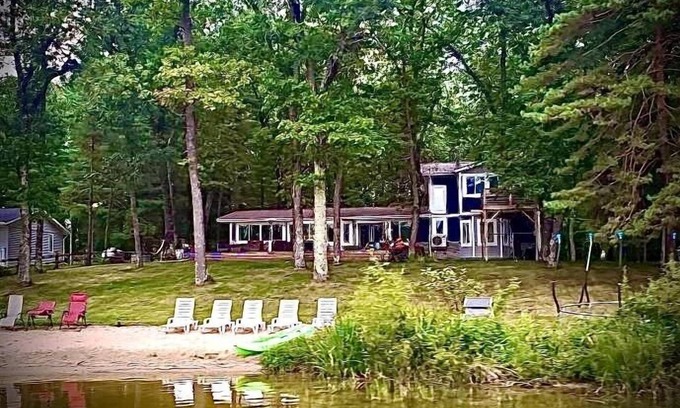 Fountain House | Beautiful 4 bed; 2 bath home on Long Lake!