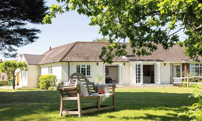 Ford House | Beautiful 4-Bed Close to South Downs & Goodwood