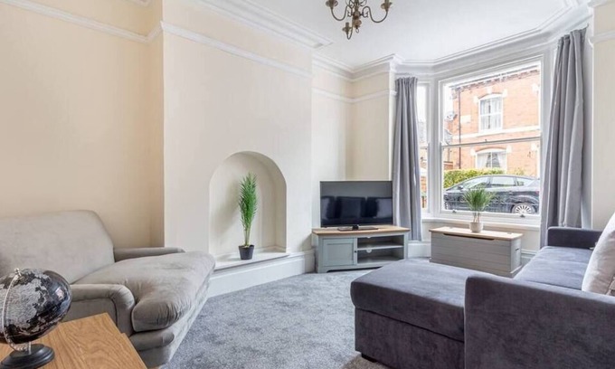 Pontrilas House | Beautiful 4 Bed House Worcester City Centre