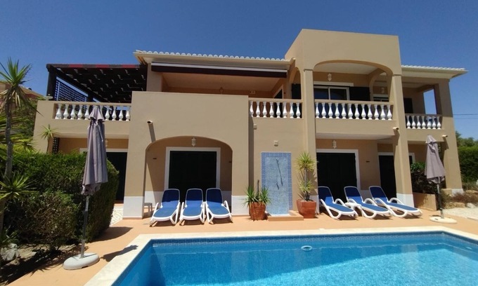 Albardeira Villa | Beautiful 4 Bed Villa, close to the beach with private swimming pool & WiFi