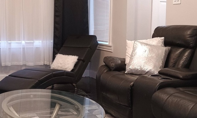 Woodlawn House | Beautiful 4 bedroom 2 bath pet friendly Chicago brick bungalow