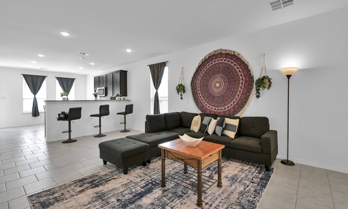 Porter House | Beautiful 5 Bdrm Home in Central Location with Queen Beds and Parking