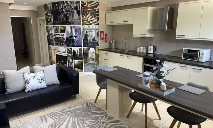 Huyton Apartment | Beautiful 5 bed apartment with outdoor courtyard, sleeps 8