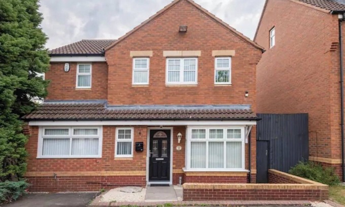 Marston Green House | Beautiful 5 Bedroom Home With Parking Near NEC and BHx
