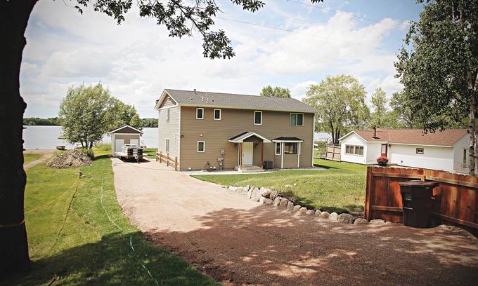 Maple Lake House | Beautiful 5 Bedroom, 3 Bath Lake Home