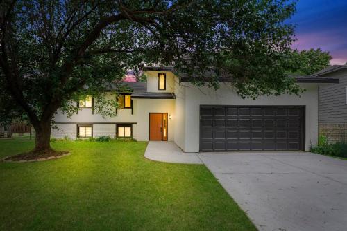 Wichita House | Beautiful 6 bed 3 bath home in quiet neighborhood
