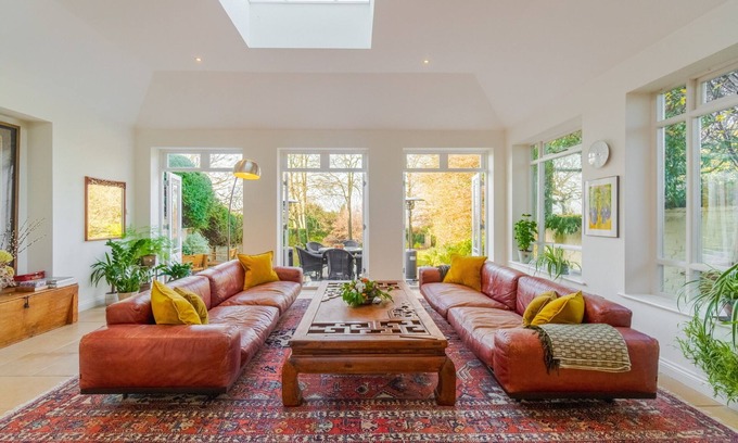Lower Shiplake House | Beautiful 6-bedroom countryside home - sleeps 12 | Wonderful walks and scenery