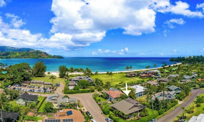 Hanalei House | Beautiful 6 bedroom for 14 ocean view Hanalei Bay home!
