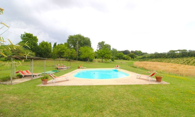 Foiano della Chiana Apartment | Beautiful apartment for 8 people with WIFI, pool, pets allowed and parking
