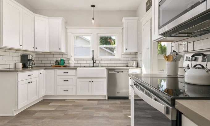 Gresham House | Beautiful and Bright w/ Central Location, Pet Friendly, New Furnishing and Décor, Walk to Park