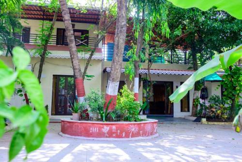 Kihim Apartment | Beautiful and luxurious 3 BHK villa with Swimming pool and kitchen for upto 20 people near beach