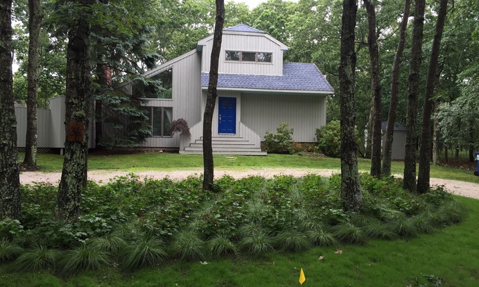 East Hampton House | Beautiful and sunny 2 story house in the Northwest Woods