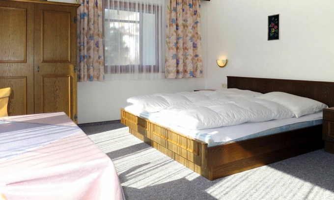 Pettneu am Arlberg Apartment | Beautiful apartment for 6 people with WIFI, TV, balcony and parking