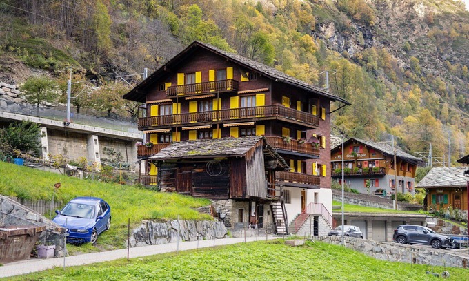 Stalden Apartment | Beautiful apartment for 6 people with WIFI, TV, balcony and parking