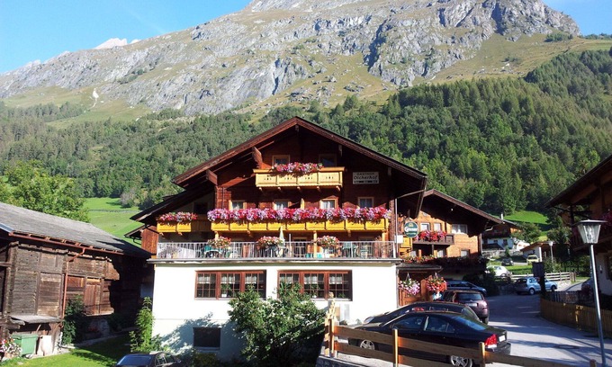 Pragraten Apartment | Beautiful apartment for 13 guests with WIFI, TV, balcony, pets allowed and parking