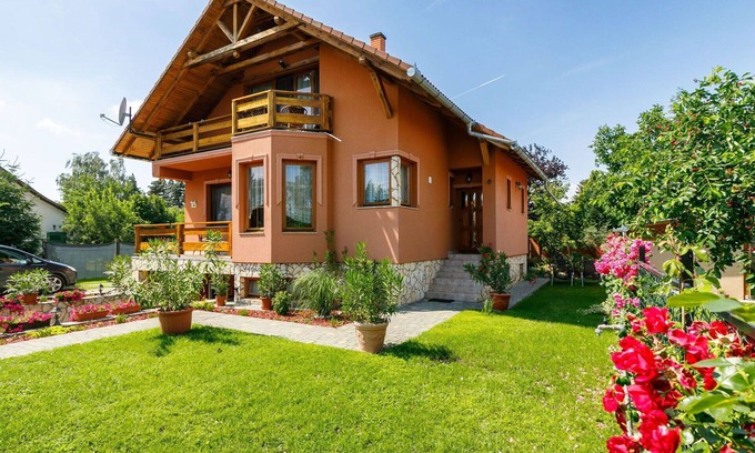Fonyodliget Apartment | Beautiful apartment for 6 people with WIFI, A/C, TV, patio and parking