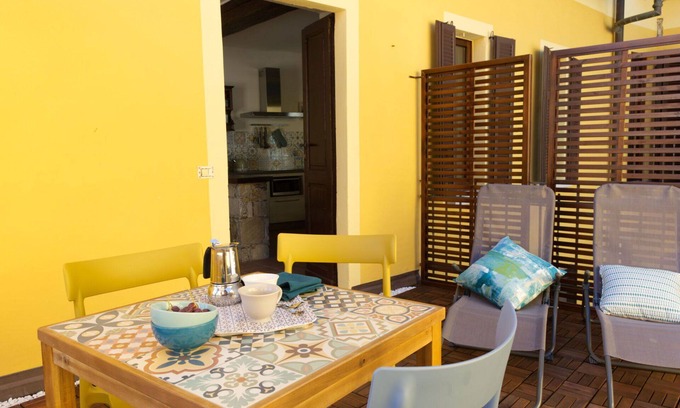 Meina Apartment | Beautiful apartment for 4 people with WIFI, TV, terrace, pets allowed and parking