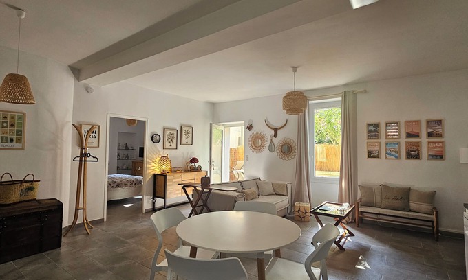 Eygalieres Apartment | Beautiful Apartment With Terrace